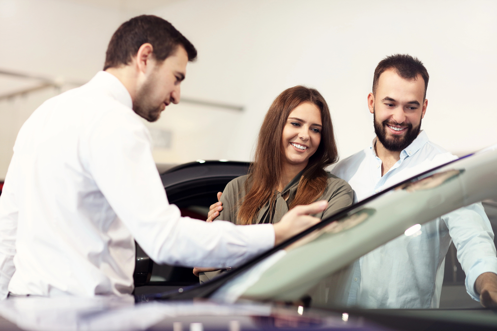 Stel koopt nieuwe auto